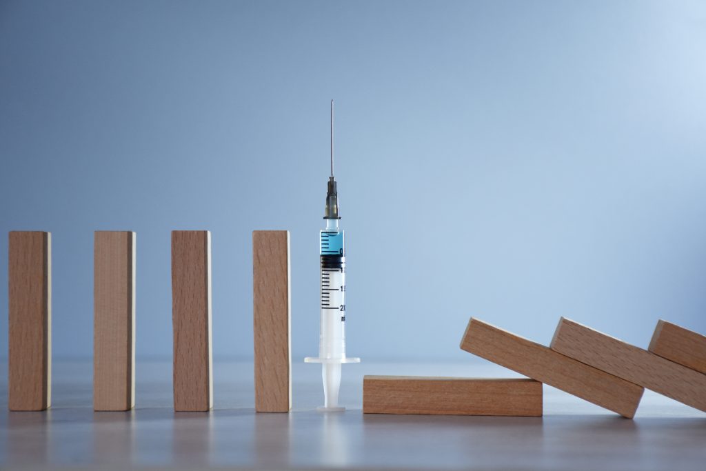 Vaccine stopping domino effect, Contagion and infection progression stopped by a vaccine 